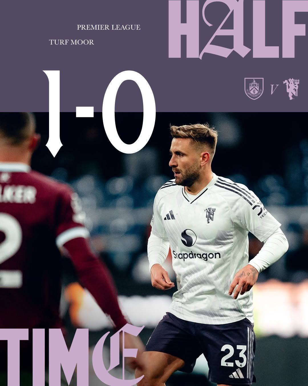 Photo by Manchester United in Turf Moor. May be an image of football, soccer, poster and text that says 'PREMIER PREMIERLEAGUE LEAGUE TURF TURFMOOR MOOR HALF 1-0 ሁረኝ 吉 អូរ S Siapdragon 23 TIMO'.