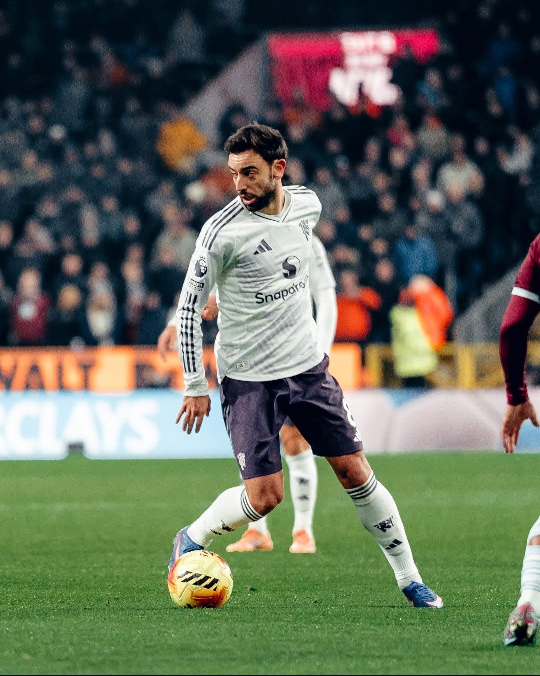 Photo by Manchester United on January 07, 2026. May be an image of football, soccer, cleats, ball, stadium and text that says 'I 0m Snapato Snaparo ALTE CAYS mI'.