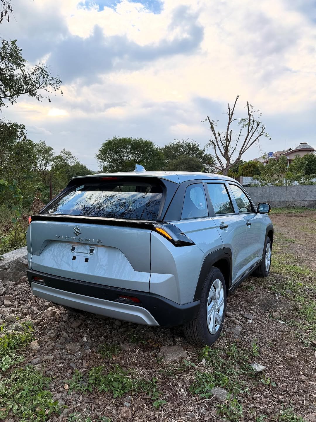 Photo by मराठी कार न्यूज on November 16, 2025. May be an image of car, minivan and text.