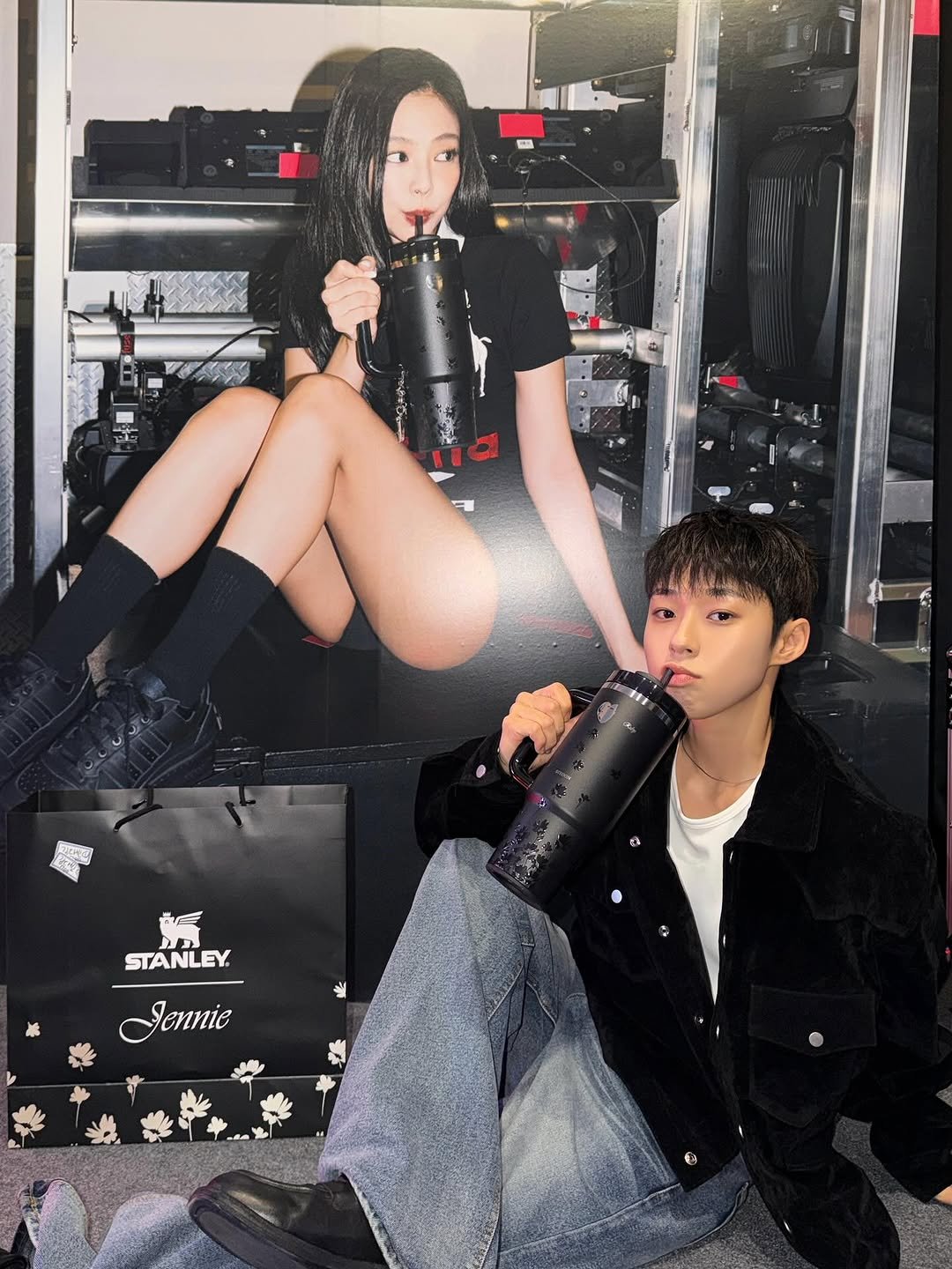 Photo shared by 김시윤 KIM SIYOON on October 03, 2025 tagging @jennierubyjane, and @stanley_korea. May be an image of ‎text that says '‎שזש រីឌ STANLEY Jennie‎'‎.