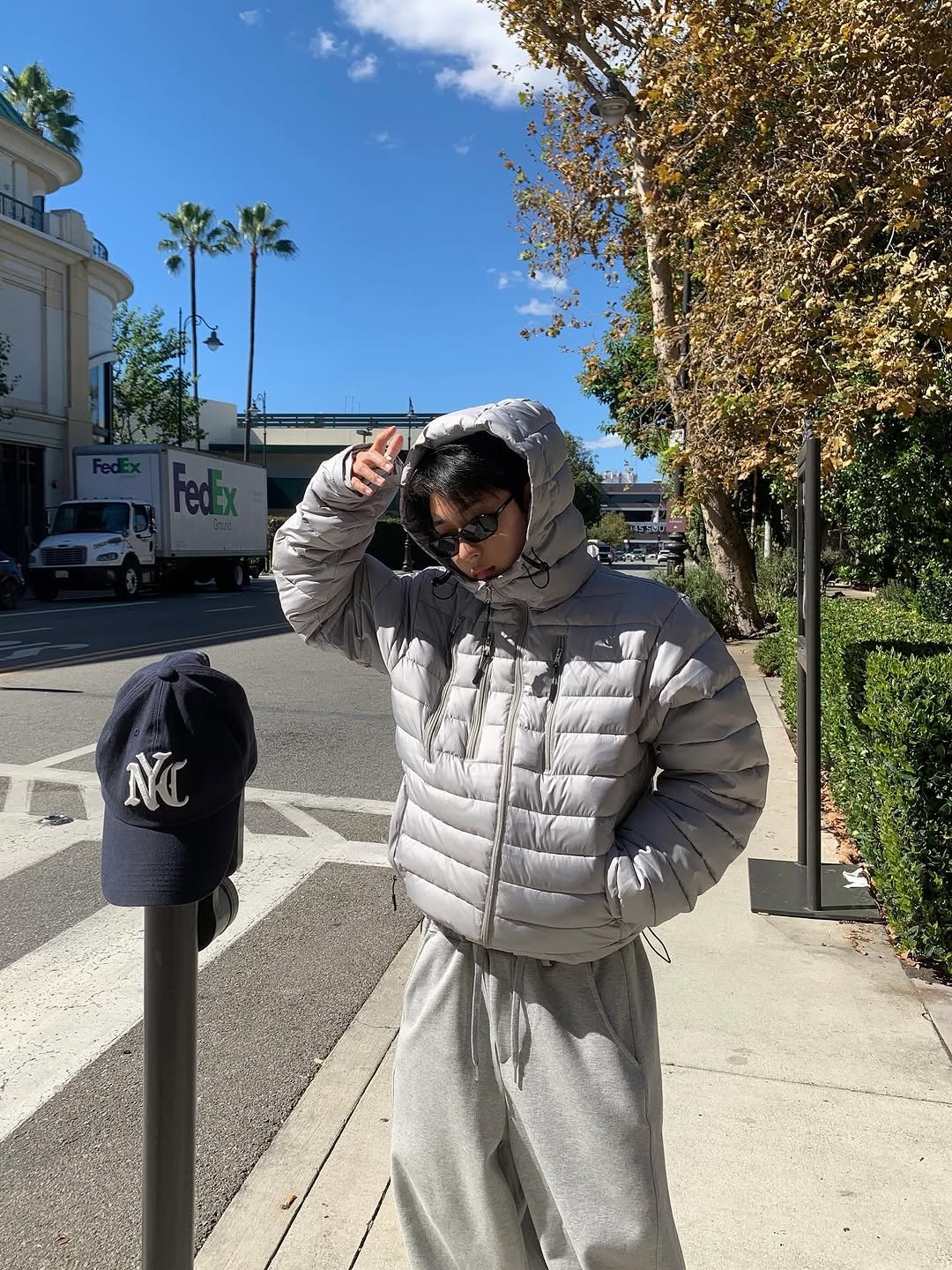 Photo by 김시윤 KIM SIYOON on October 28, 2025. May be an image of goosedown coat, duffle coat, hat, sweatpants, fleece, jacket, sweatsuit, parka and text.