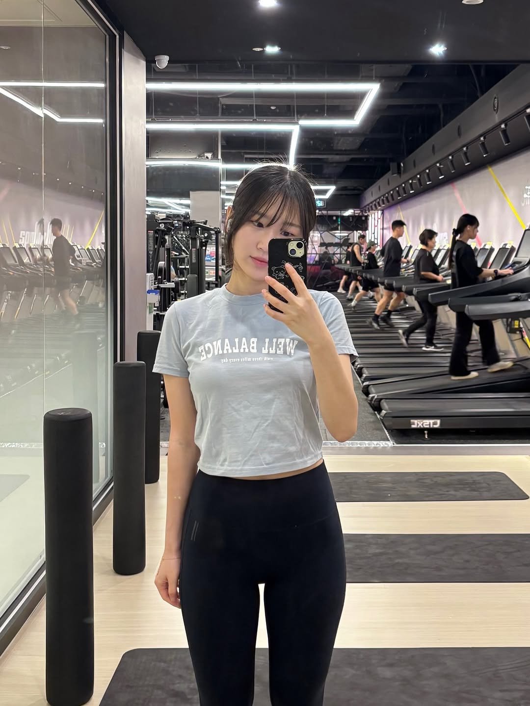 Photo by 짱쎄벽💪🏻 | 헬린이 | 운동기록 | 오운완 on February 10, 2026. May be an image of activewear, sportswear, top, treadmill, sweatpants, mirror and text.