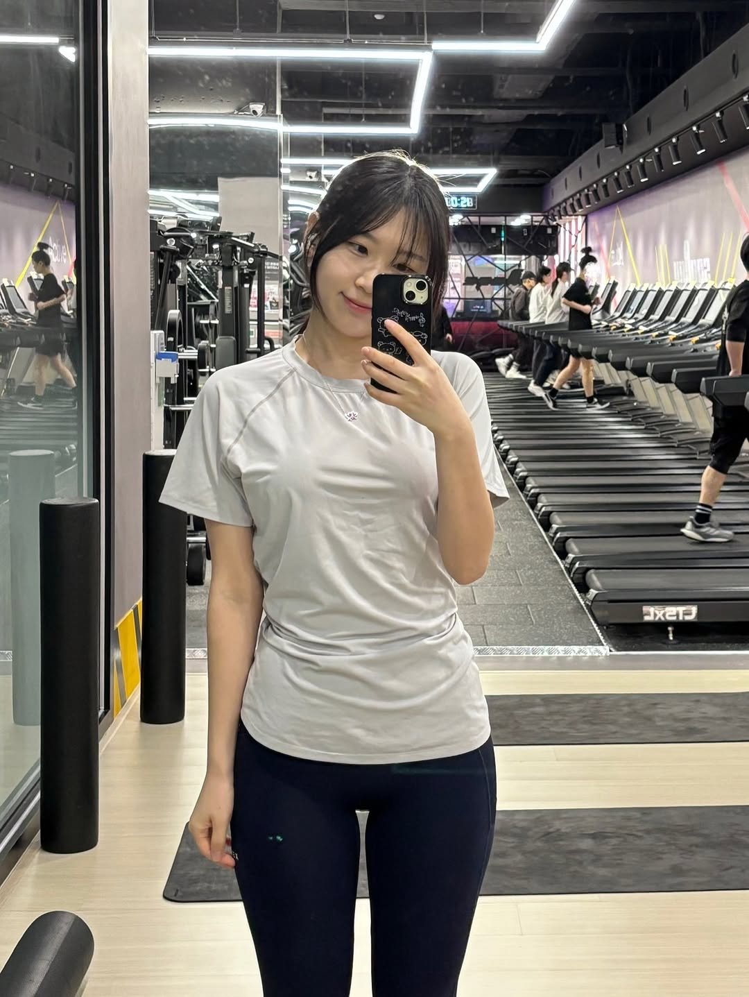 Photo by 짱쎄벽💪🏻 | 헬린이 | 운동기록 | 오운완 on January 31, 2026. May be an image of activewear, mirror, treadmill, top, sweatpants and text.