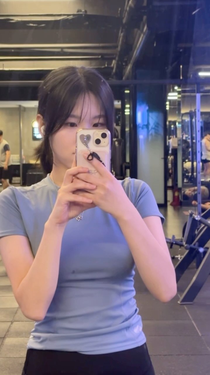 march_forev 게시물 이미지: 점점 갈라지는 앞머리
잃어가는 안광 •••🙄
힘들면 눈커풀에도 힘 안 들어가는거...