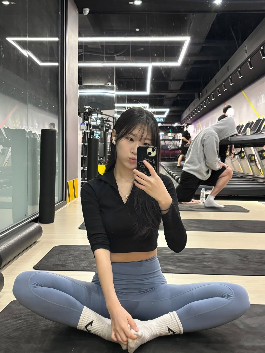 Photo by 짱쎄벽💪🏻 | 헬린이 | 운동기록 | 오운완 on January 06, 2026. May be an image of activewear, mirror, sweatpants, tights, sportswear and text.