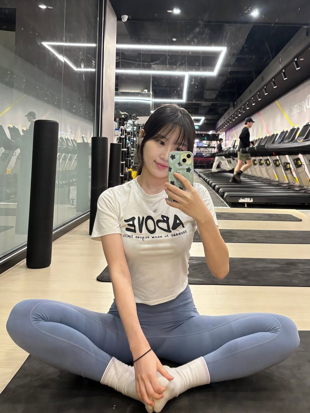 Photo by 짱쎄벽💪🏻 | 헬린이 | 운동기록 | 오운완 on December 15, 2025. May be an image of yoga, activewear, mirror, sportswear, tights, sweatpants and text.