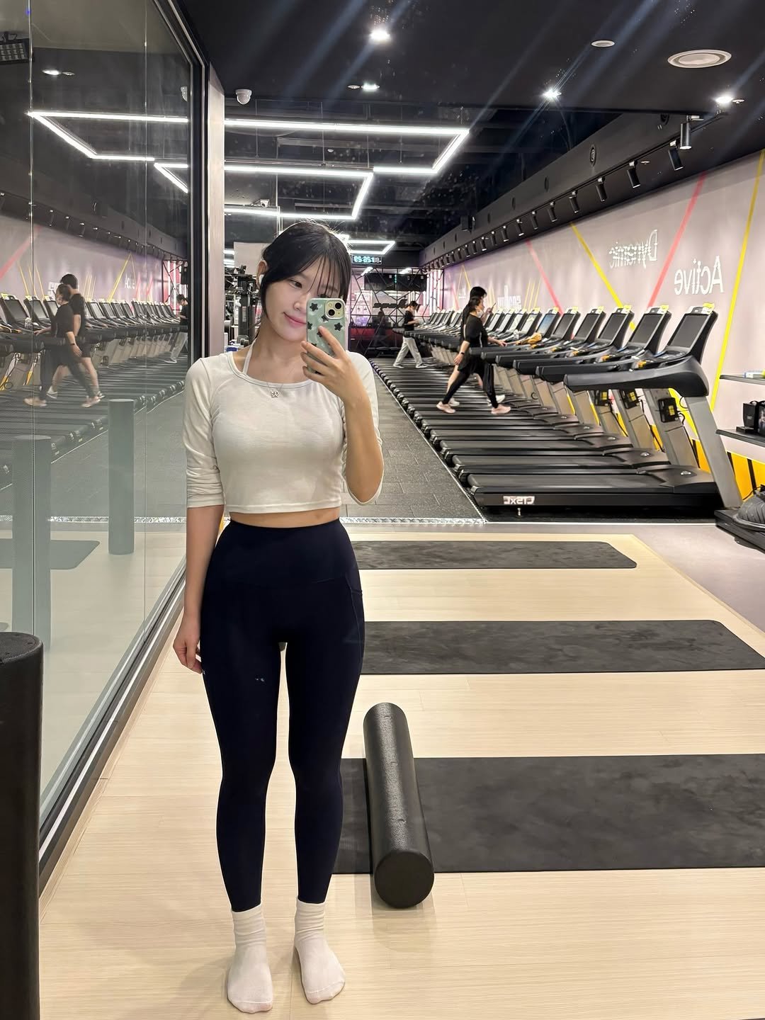 Photo by 짱쎄벽💪🏻 | 헬린이 | 운동기록 | 오운완 on December 07, 2025. May be an image of activewear, tights, sweatpants, treadmill, turtleneck, mirror and text.