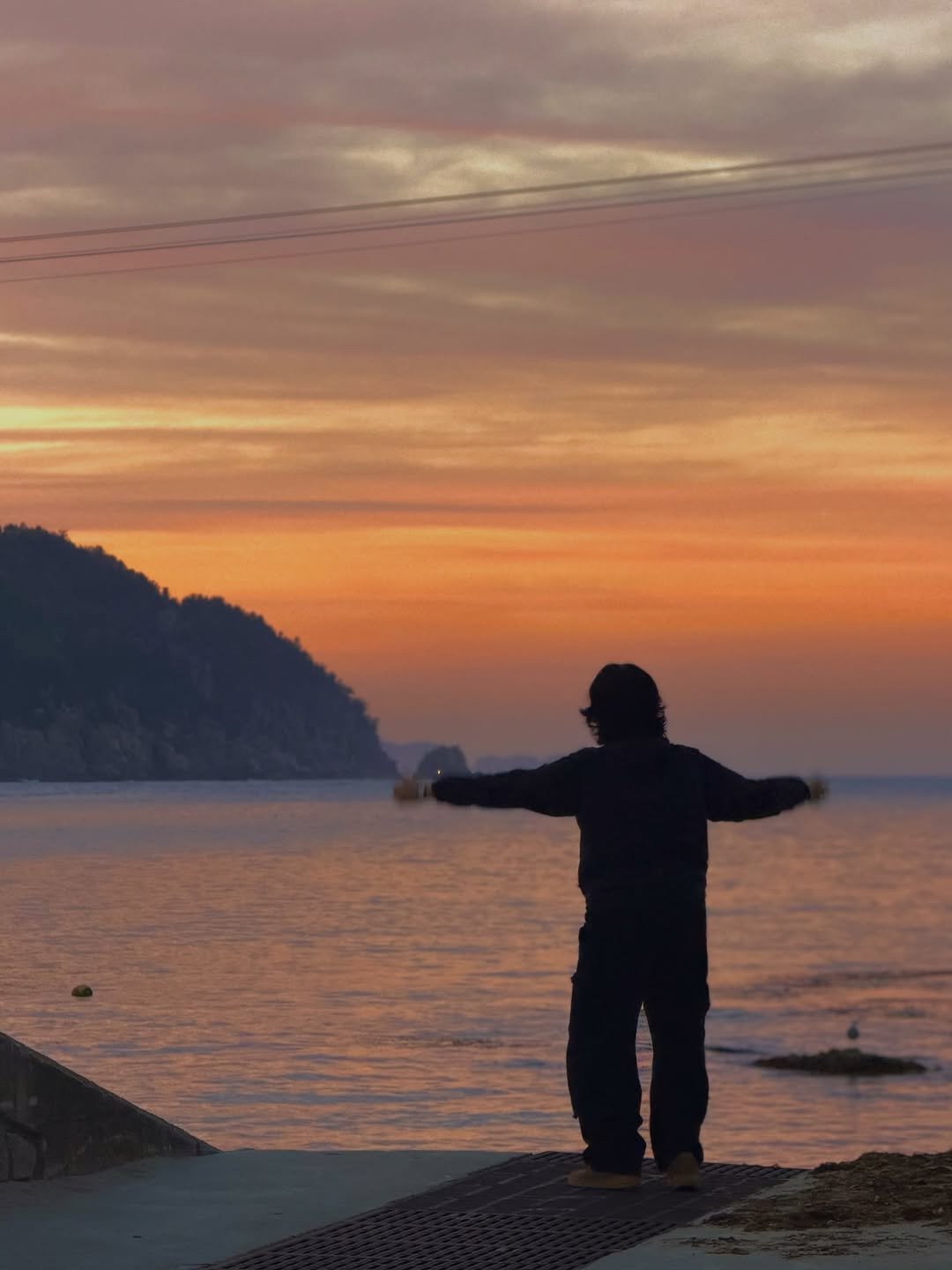 Photo by 삼월라떼 / 고윤태 / 여행 사진 영상 크리에이터 on April 12, 2026. May be an image of ocean, twilight, coast and text.