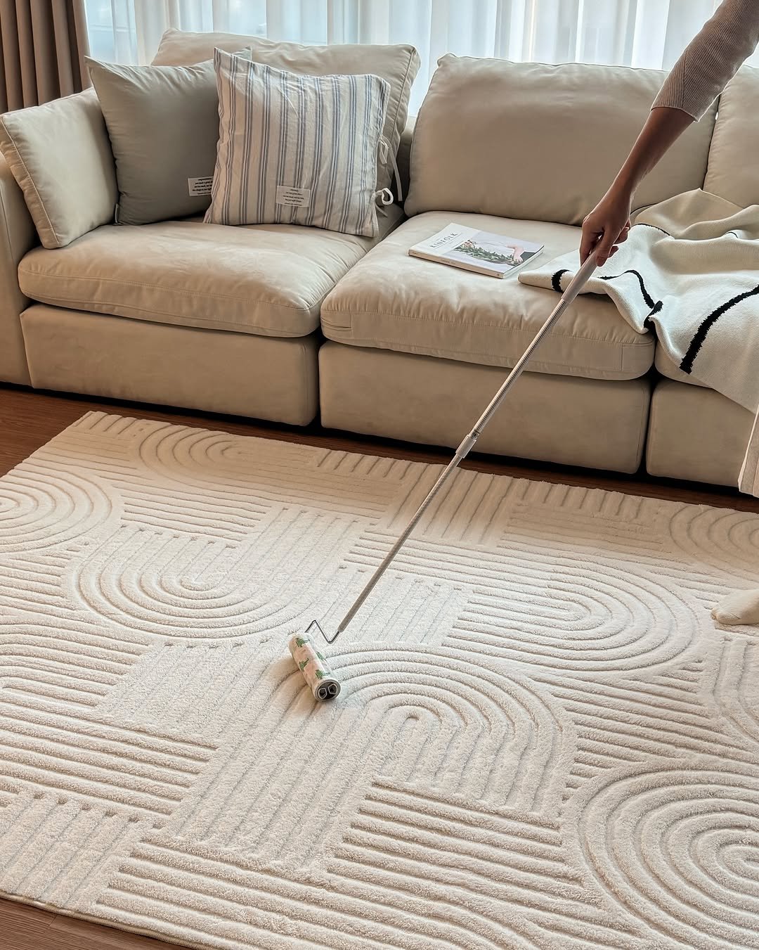 Photo by 마리에뜰 𝙼𝚊𝚛𝚒𝚎𝚝𝚝𝚕𝚎 on December 14, 2025. May be an image of vacuum, carpet, living room and text.