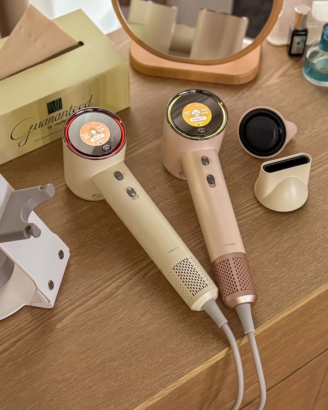 Photo by 마리에뜰 𝙼𝚊𝚛𝚒𝚎𝚝𝚝𝚕𝚎 on October 25, 2025. May be an image of hair brush, hair dryer and text.