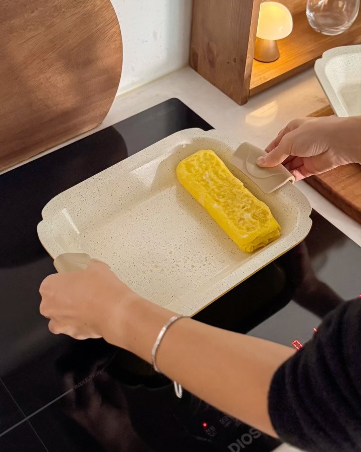 mari__ettle 게시물 이미지: 조리하면 그대로 접시가 되는
요리팬 찾으셨다면
바로 오늘이에요

식탁 위에...