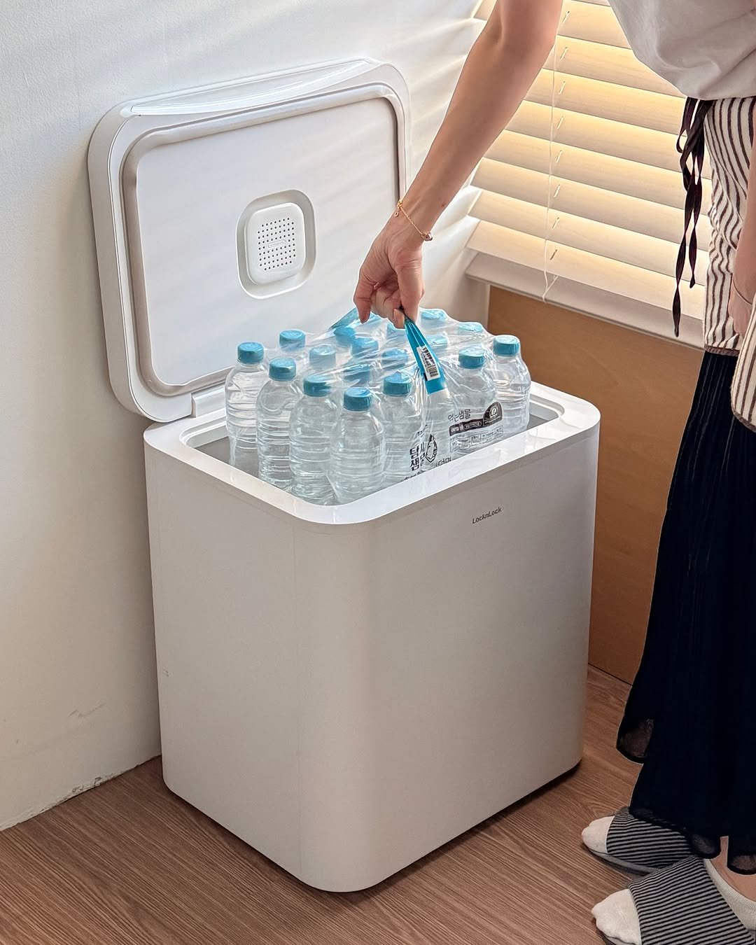 Photo by 마리에뜰 𝙼𝚊𝚛𝚒𝚎𝚝𝚝𝚕𝚎 on September 14, 2025. May be an image of 1 person, carafe, water filter, water bottle, jug, refrigerator, cooler and text.