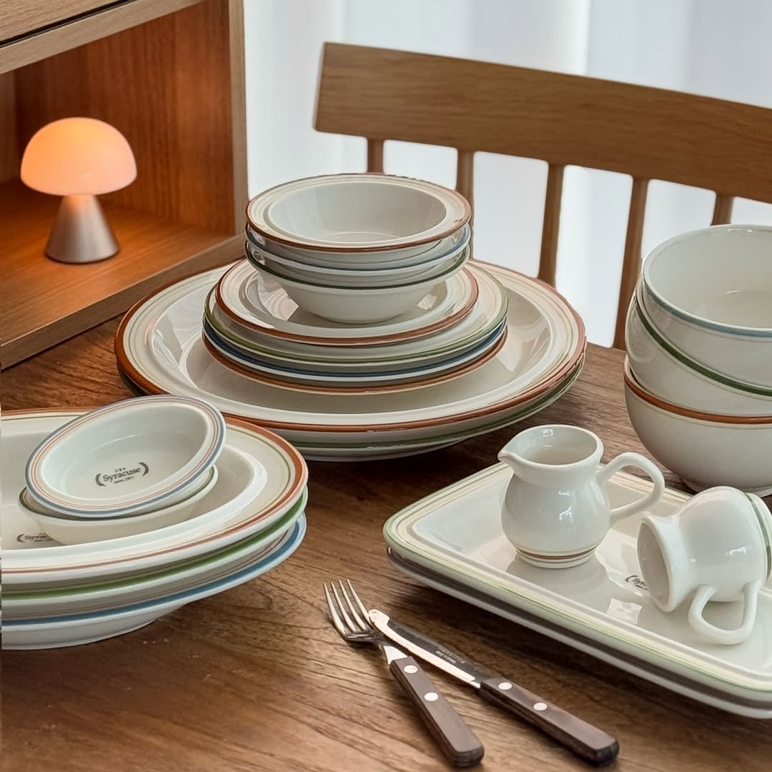 Photo by 마리에뜰 𝙼𝚊𝚛𝚒𝚎𝚝𝚝𝚕𝚎 on December 13, 2025. May be an image of plate rack, cutlery, chinaware, kitchenware, saucer and text.