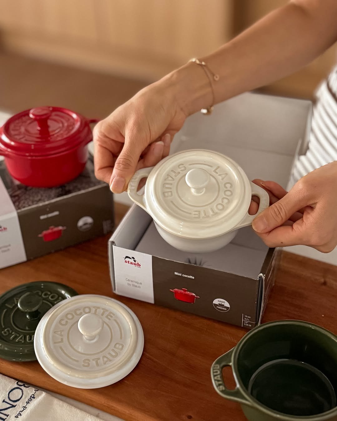 Photo by 마리에뜰 𝙼𝚊𝚛𝚒𝚎𝚝𝚝𝚕𝚎 on September 15, 2025. May be an image of 1 person, tea maker, coffee cup, pot, canister, measuring cups, cooker, tableware and text.