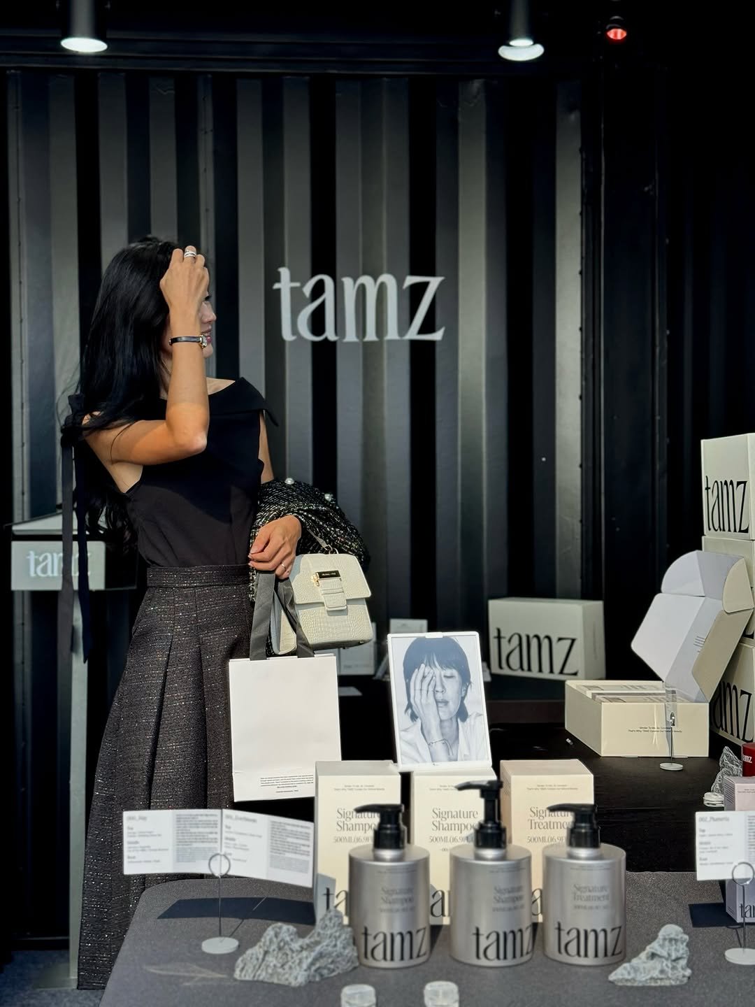 Photo shared by 마리💙 여행하며 골프 on September 26, 2025 tagging @tamz.kr. May be an image of 2 people, makeup, fragrance, hand cream, perfume and text.