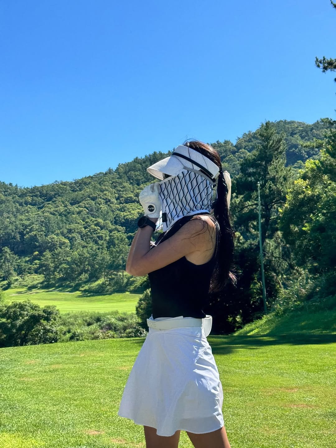 Photo shared by 마리💙 여행하며 골프 on August 09, 2025 tagging @golf_at_the_fringe, and @andgolf_official. May be an image of 1 person, golfing, miniskirt, face mask, golf course and text.