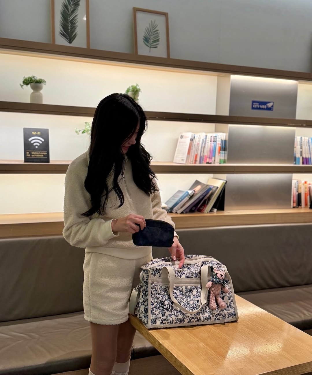 Photo shared by 마리💙 여행하며 골프 on February 16, 2026 tagging @highloop_official. May be an image of briefcase, sling, clutch, purse, cornflower and text.