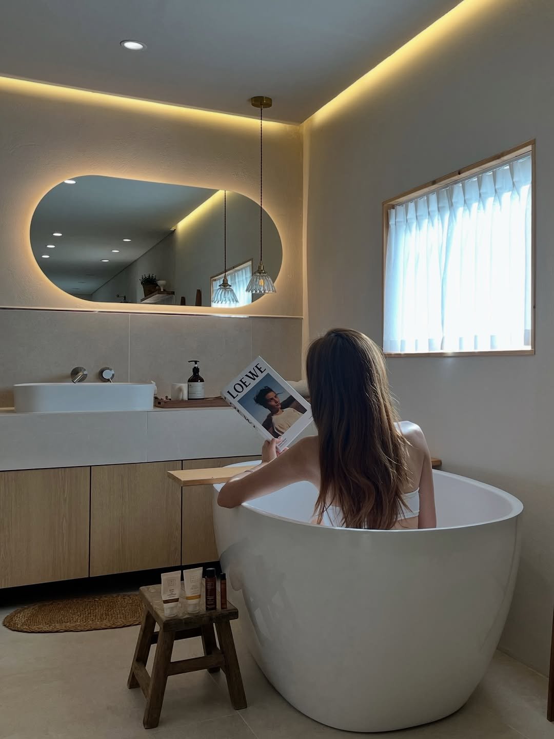 Photo shared by 마리💙 여행하며 골프 on February 17, 2026 tagging @curlyshyll_official. May be an image of sink, wash basin, bathtub, shower, faucet, indoors and text.