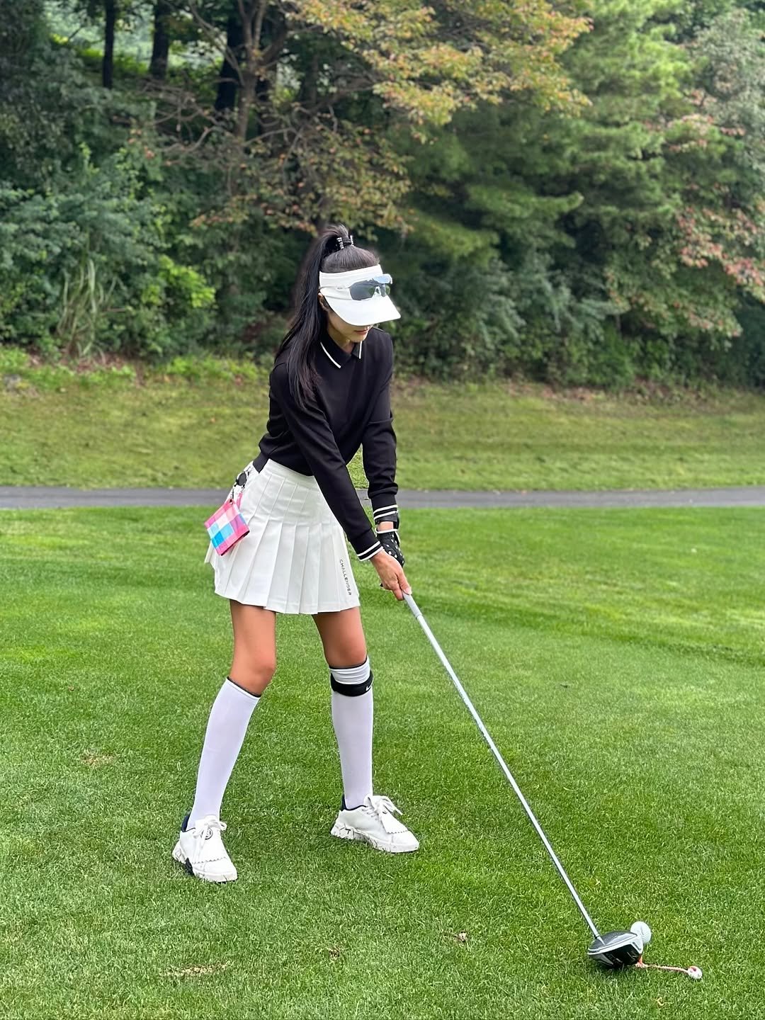 Photo shared by 마리💙 여행하며 골프 on October 12, 2025 tagging @blueone_sangjucc, and @challenger_korea. May be an image of golf, golf club, miniskirt, golf course and text.