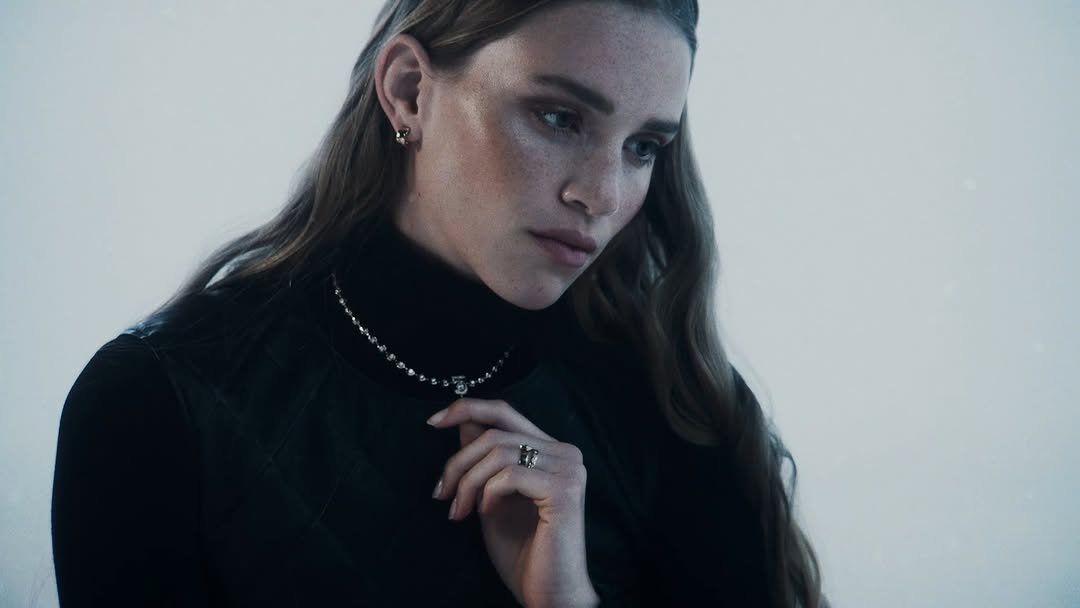 marieclairekorea 게시물 이미지: #광고 샤넬이 홀리데이 시즌을 맞아 모델 모나 투가드(@mona_tougaard)와...