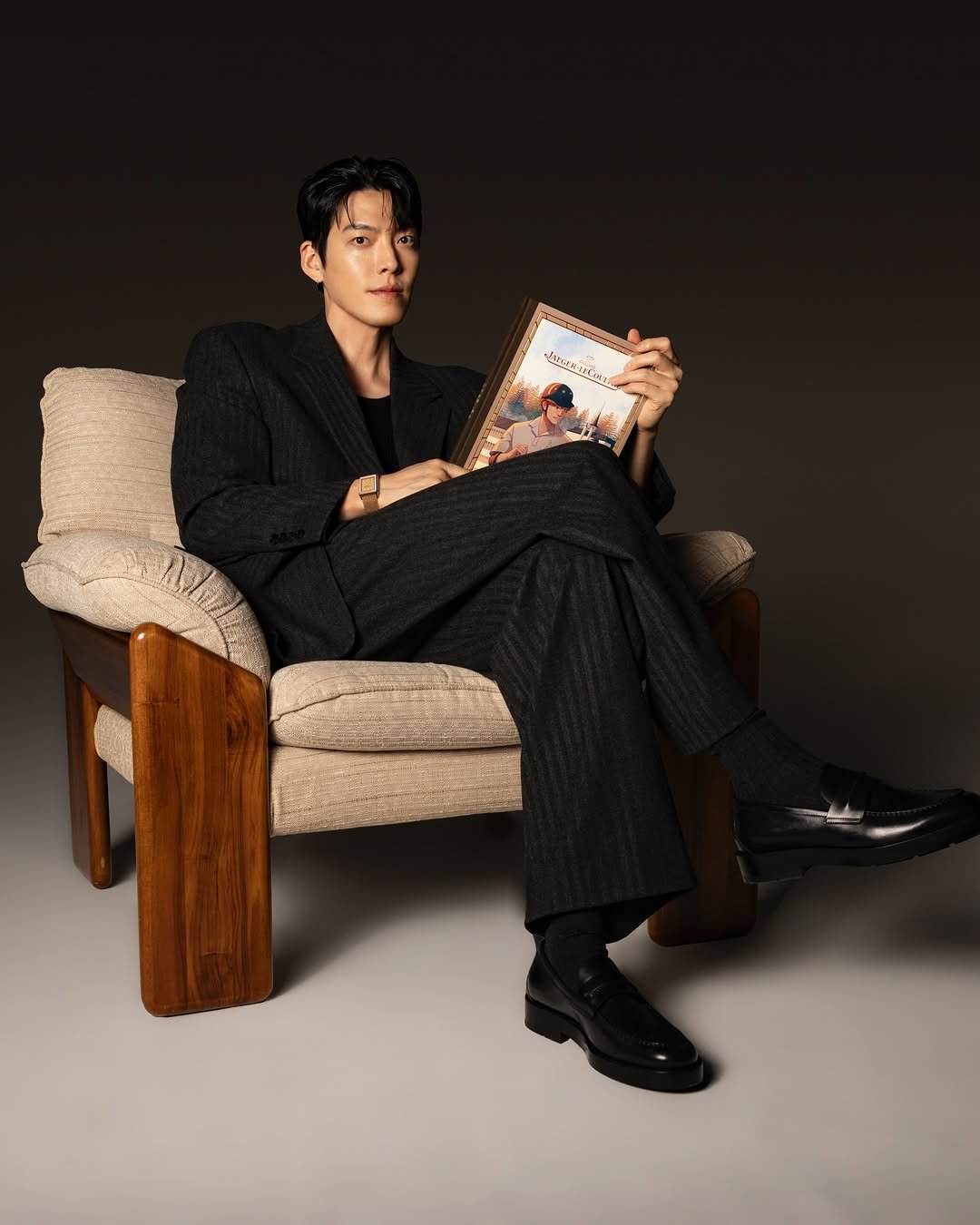 Photo shared by marie claire korea 마리끌레르 on December 01, 2025 tagging @jaegerlecoultre, and @____kimwoobin. May be an image of overcoat, wingtip shoes, suit, magazine, blazer and text.