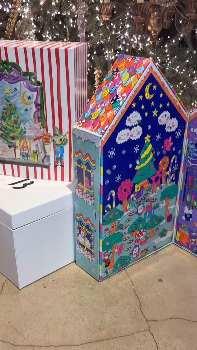 marieclairekorea 게시물 이미지: 그럼 이번엔 분위기를 살짝 바꿔볼까요? 형형색색의 다채로움, 이것도 홀리데이만이...