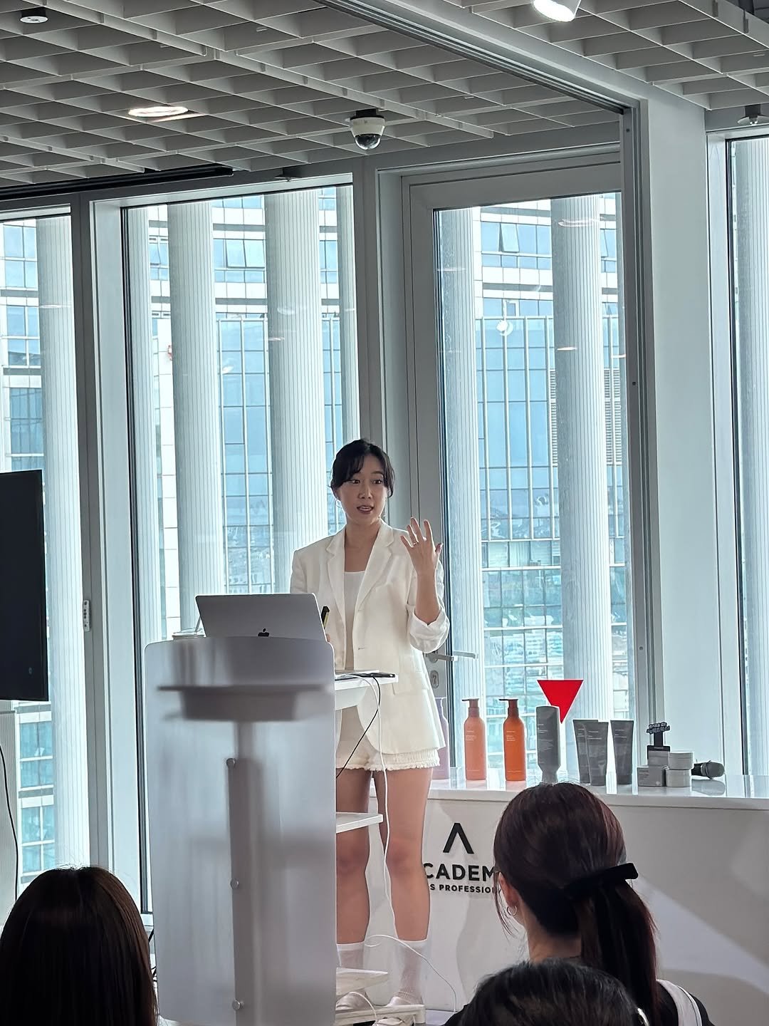 Photo by 마케팅뷰 | 인스타 컨설팅 | 릴스 대행 on June 09, 2025. May be an image of 3 people, makeup, suit and text that says '1 ለ CADEM SPROFESSION'.