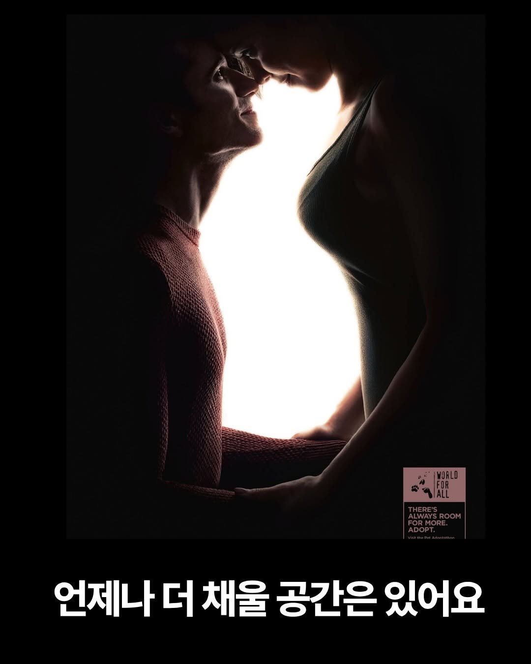 marketingfactory_ 게시물 이미지: 서로 마주 보고 있는 남성과 여성..가족들..
서로를 바라보고 있는 사람들의 중앙의...