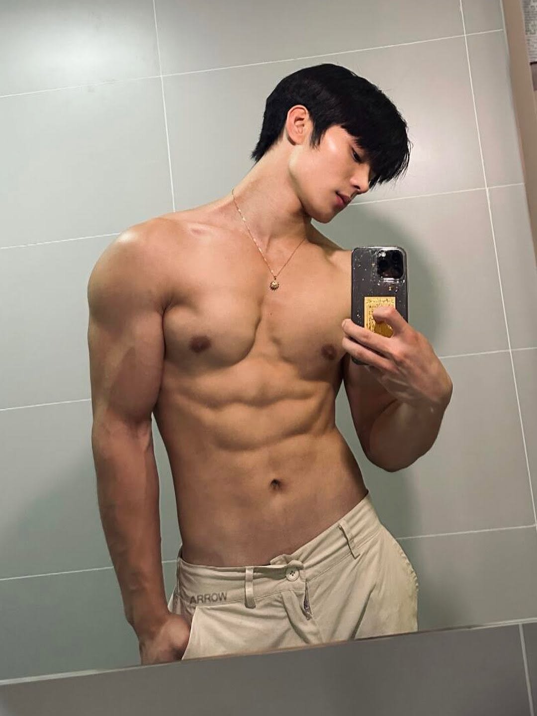 Photo by 𝐌𝐀𝐑𝐊 on October 10, 2025. May be an image of body building.