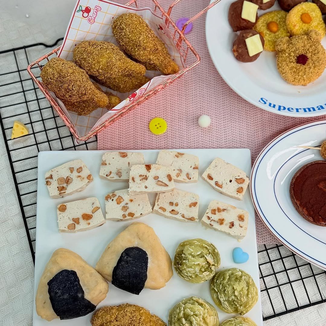 Photo by 애견수제간식/강아지수제간식/펫푸드/마롱가든 on August 03, 2025. May be an image of turnover, coconut macaroon, cake, oatmeal cookies, crackers, croquette, scone, bread and text.