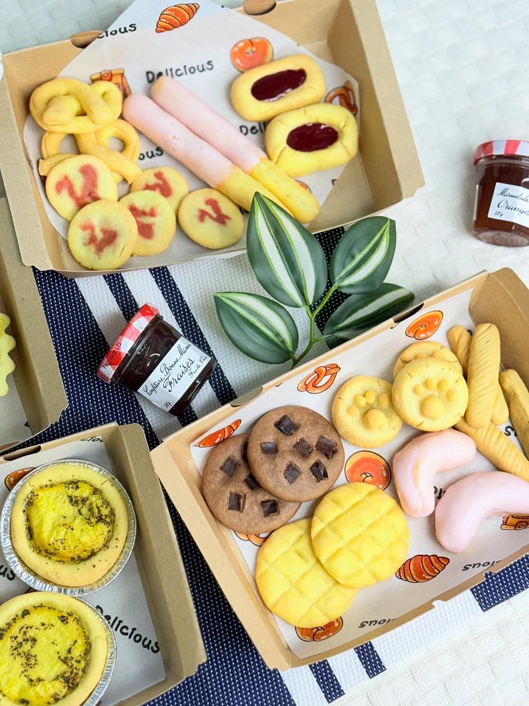 Photo by 애견수제간식/강아지수제간식/펫푸드/마롱가든 on November 06, 2025. May be an image of breadstick, dessert, sandwich, hamper, preserves, picnic and text.