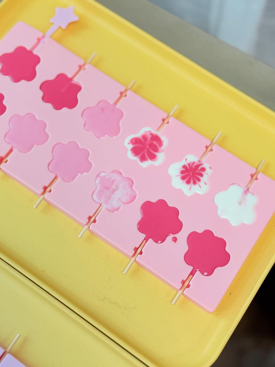 Photo by 애견수제간식/강아지수제간식/펫푸드/마롱가든 in 송파구 석촌동. May be an image of marshmallow, clipboard and hairpin.