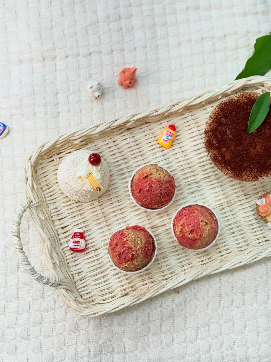 Photo by 애견수제간식/강아지수제간식/펫푸드/마롱가든 in 송파구 석촌동. May be an image of cupcake, basket, mangosteen, candle, globe amaranth and picnic.