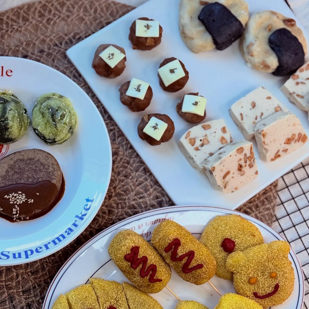 Photo by 애견수제간식/강아지수제간식/펫푸드/마롱가든 on September 23, 2025. May be an image of coconut macaroon, cake, pastry, bread and text that says 'le 4 มื้น នុំ arket Superm Supermarket 학신사 マる Fe'.