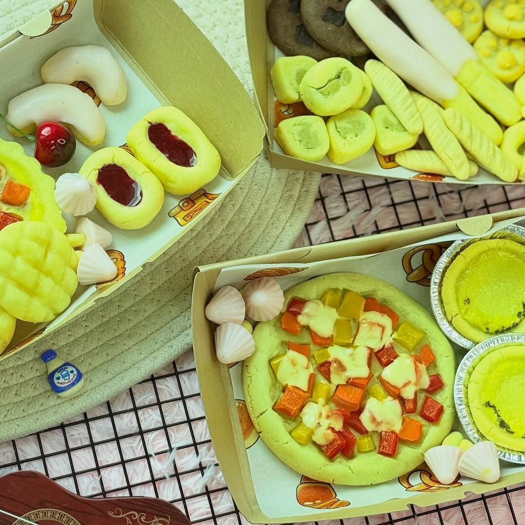 Photo by 애견수제간식/강아지수제간식/펫푸드/마롱가든 in 송파구 석촌동. May be an image of cake, tart, pie, hamper, wafer, picnic and text.