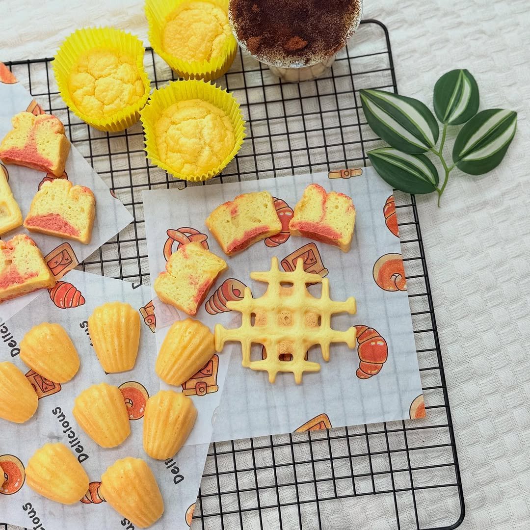 Photo by 애견수제간식/강아지수제간식/펫푸드/마롱가든 on May 31, 2025. May be an image of coconut macaroon, chiffon cake, muffin, pastry, cornbread and wafer.