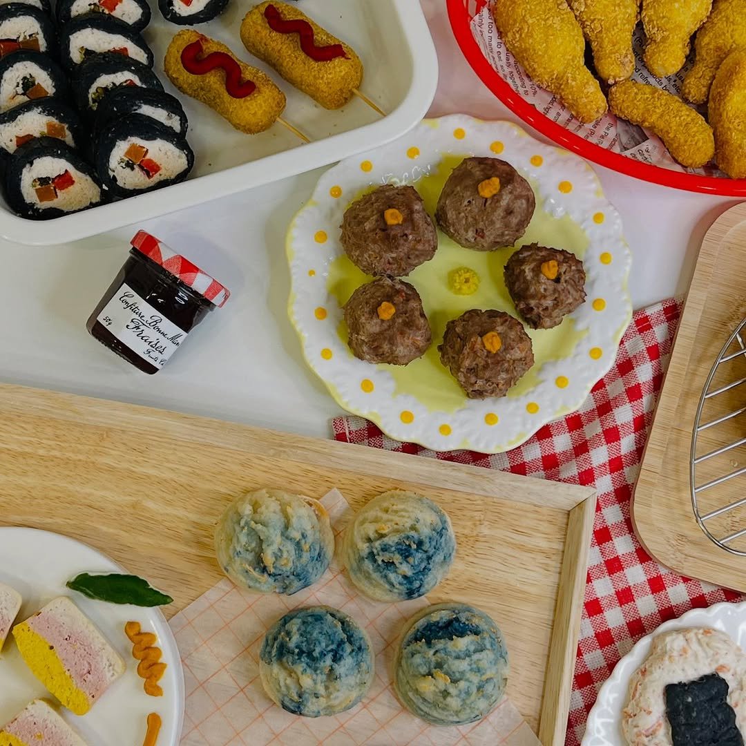Photo by 애견수제간식/강아지수제간식/펫푸드/마롱가든 on August 14, 2025. May be an image of chow mein, sushi, croquette, dim sum, hotdog, chopsticks and text.