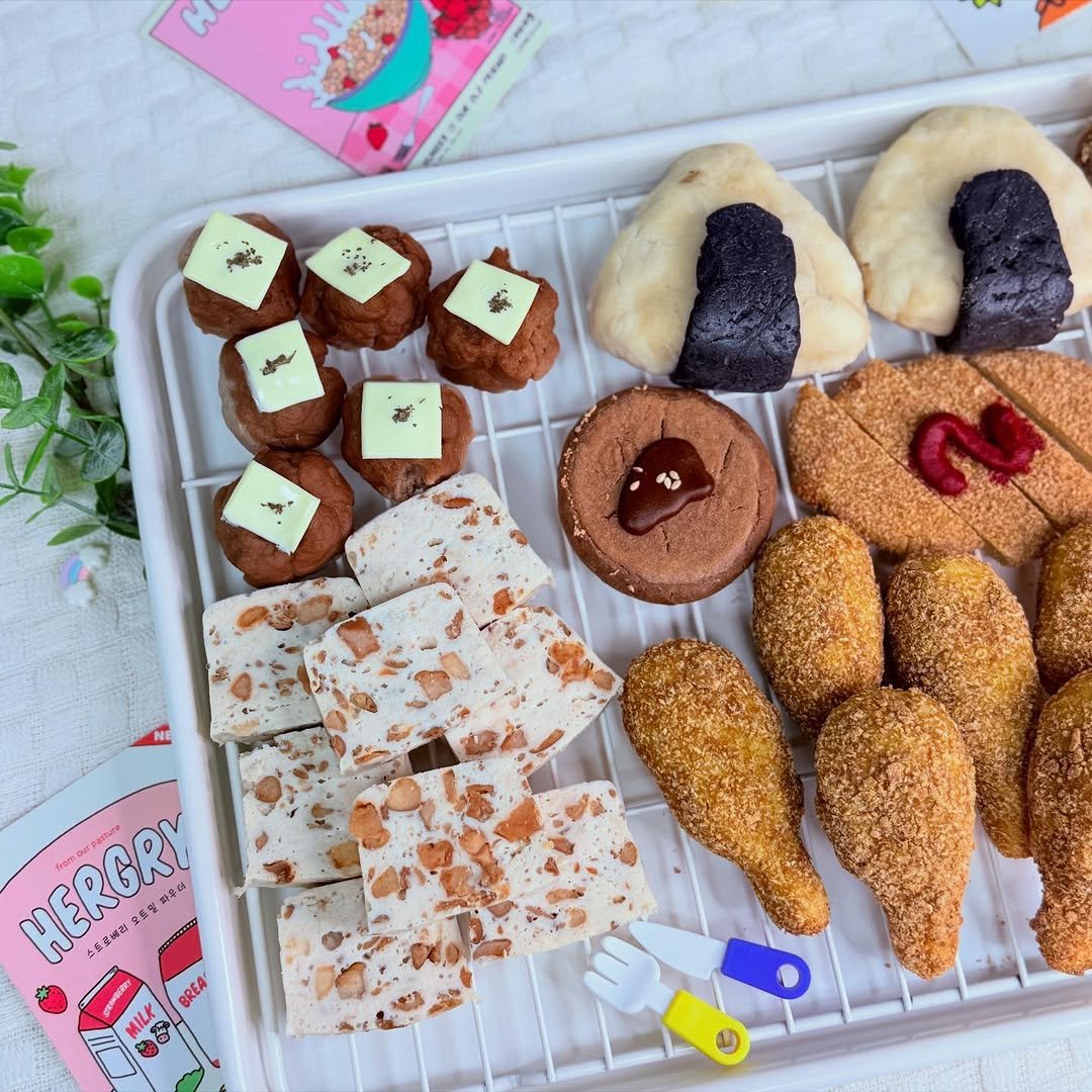 Photo by 애견수제간식/강아지수제간식/펫푸드/마롱가든 on November 19, 2025. May be an image of croquette, turnover, coconut macaroon, bread, fritter, hamper, wafer, sandwich and text.