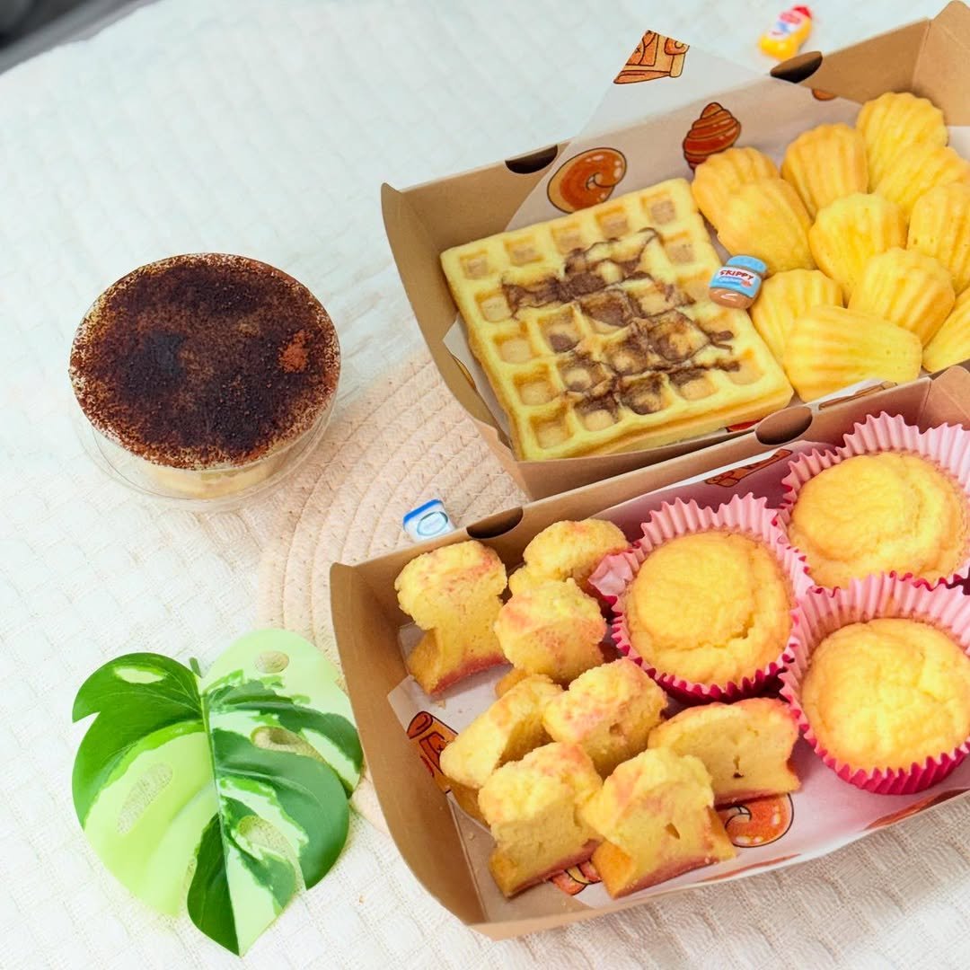 Photo by 애견수제간식/강아지수제간식/펫푸드/마롱가든 on June 08, 2025. May be an image of coconut macaroon, souffle, chiffon cake, pastry, cornbread and hamper.