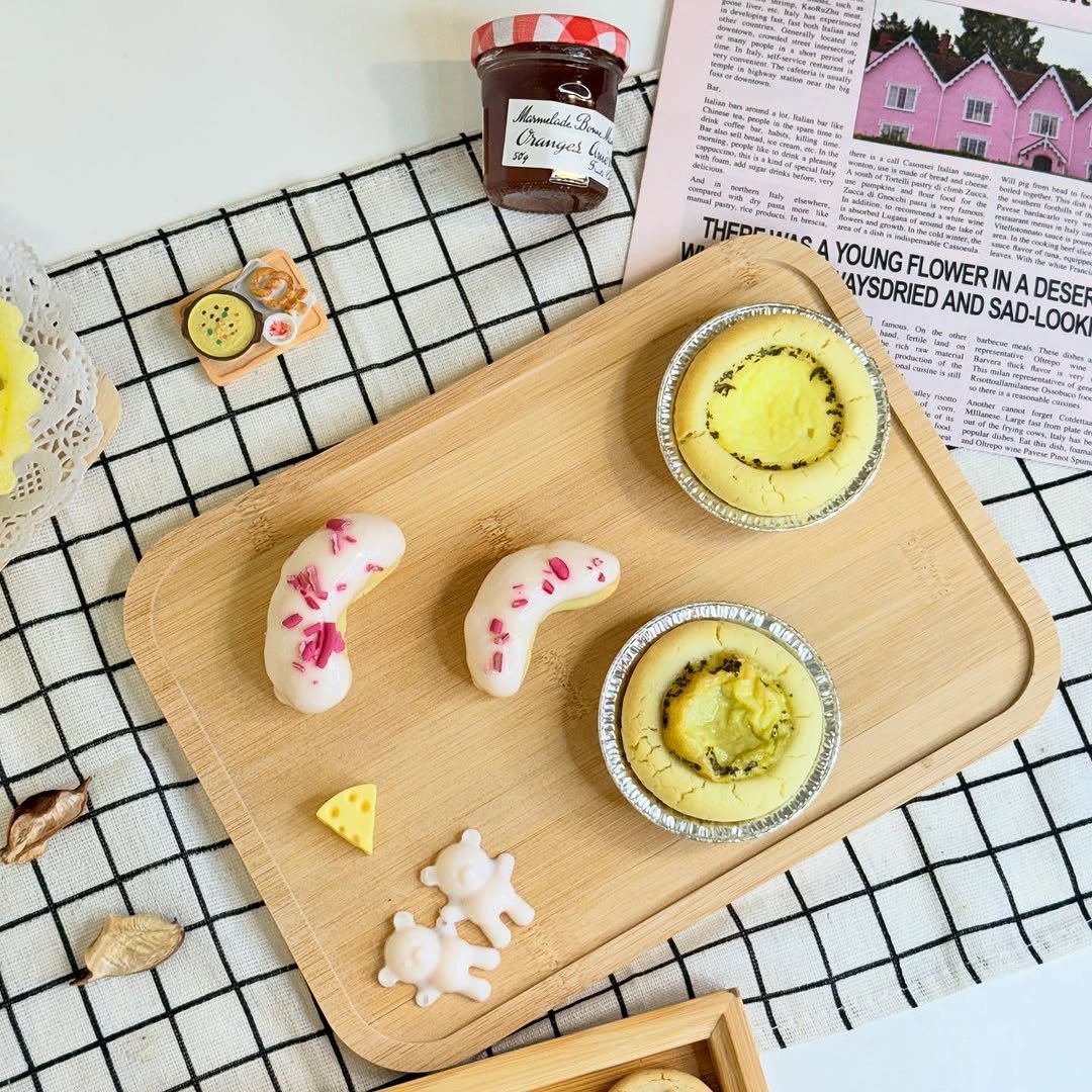 Photo by 애견수제간식/강아지수제간식/펫푸드/마롱가든 on November 09, 2025. May be an image of breadstick, cake, tart, pie, cheesecake and text.