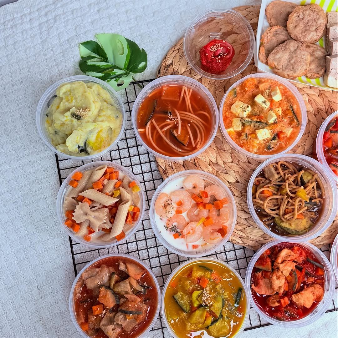 Photo by 애견수제간식/강아지수제간식/펫푸드/마롱가든 on October 28, 2025. May be an image of tofu, chow mein, platter, picnic and text.