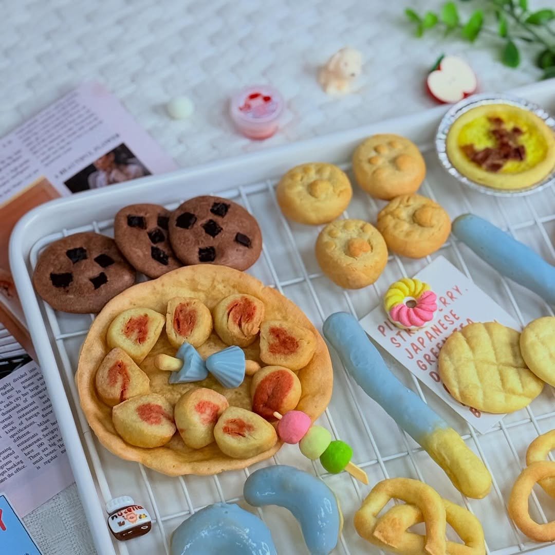 Photo by 애견수제간식/강아지수제간식/펫푸드/마롱가든 on December 11, 2025. May be an image of breadstick, toy, dessert and text.