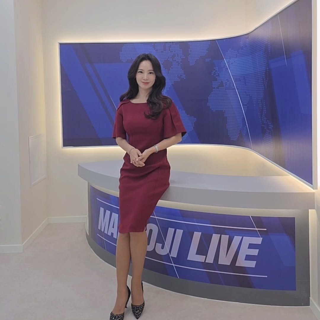 Photo shared by 키즈스피치 마루지 대표 이지은 on December 12, 2025 tagging @marooji_homaesil. May be an image of television, dress, newsroom and text.