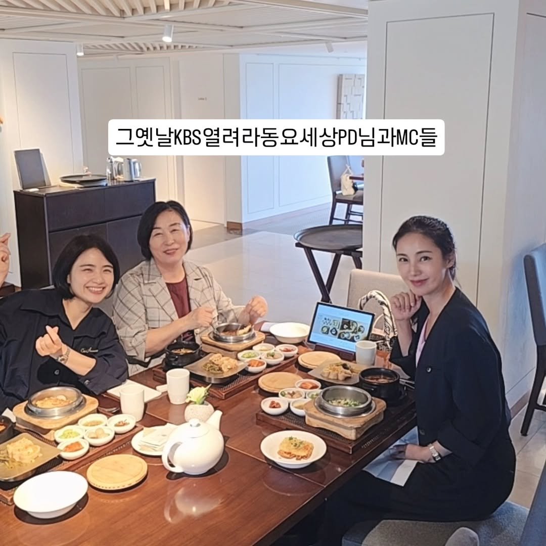Photo shared by 키즈스피치 마루지 대표 이지은 on September 01, 2025 tagging @yundaseo. May be an image of 3 people, hot pot, pot and text.