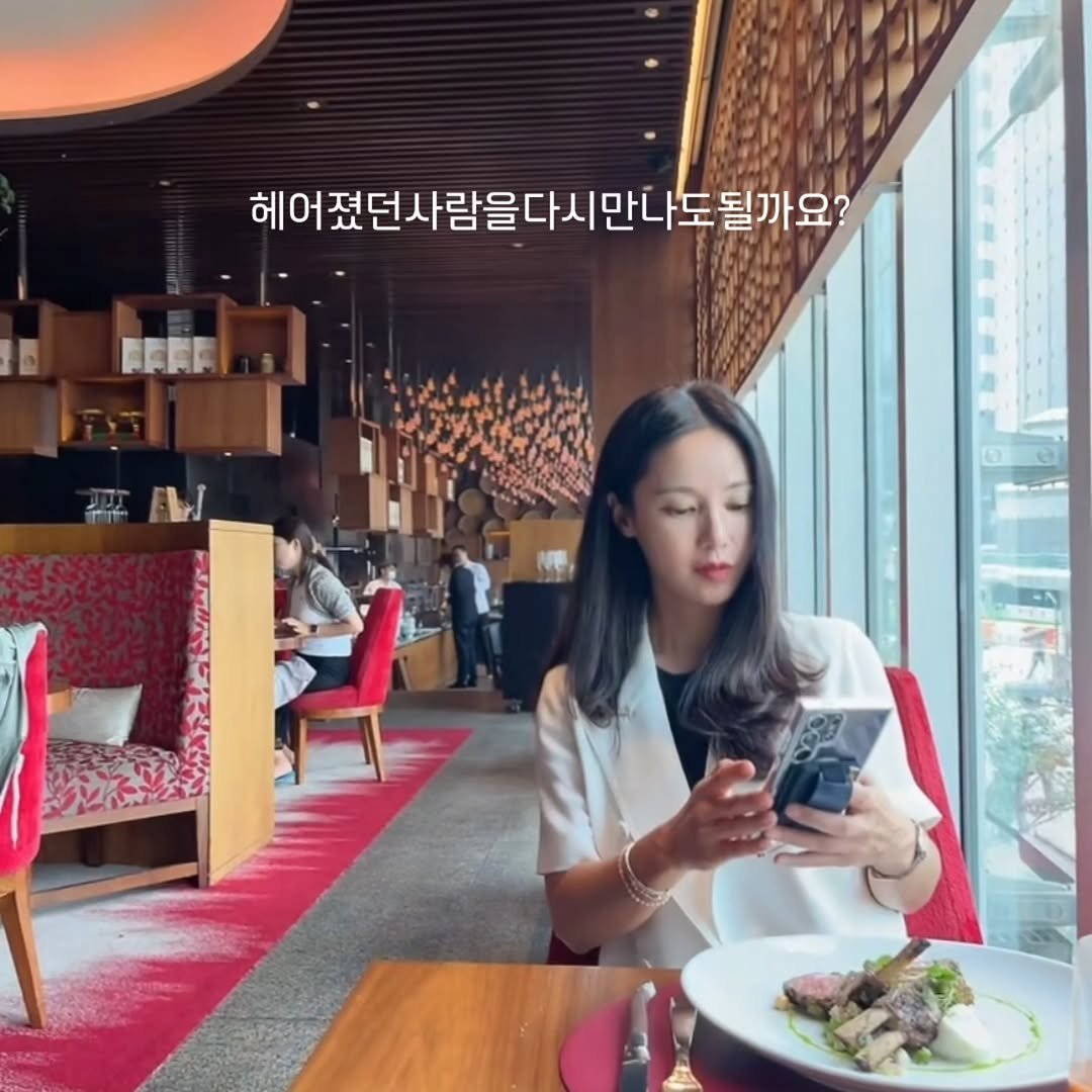 Photo by 키즈스피치 마루지 대표 이지은 on August 27, 2025. May be an image of 3 people and text that says '헤어졌던사람을다시만나도될까요? 만나도될까요? FEFEİ W'.