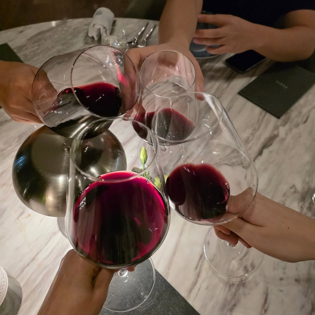 Photo by 키즈스피치 마루지 대표 이지은 on November 19, 2025. May be an image of wine, wine bottle, wine glass, carafe, silver oak tree and text.