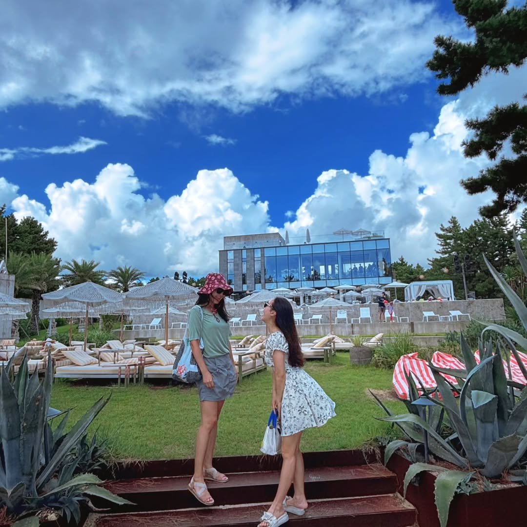 Photo by 키즈스피치 마루지 대표 이지은 on September 06, 2025. May be an image of 4 people, agave, cloud and text.