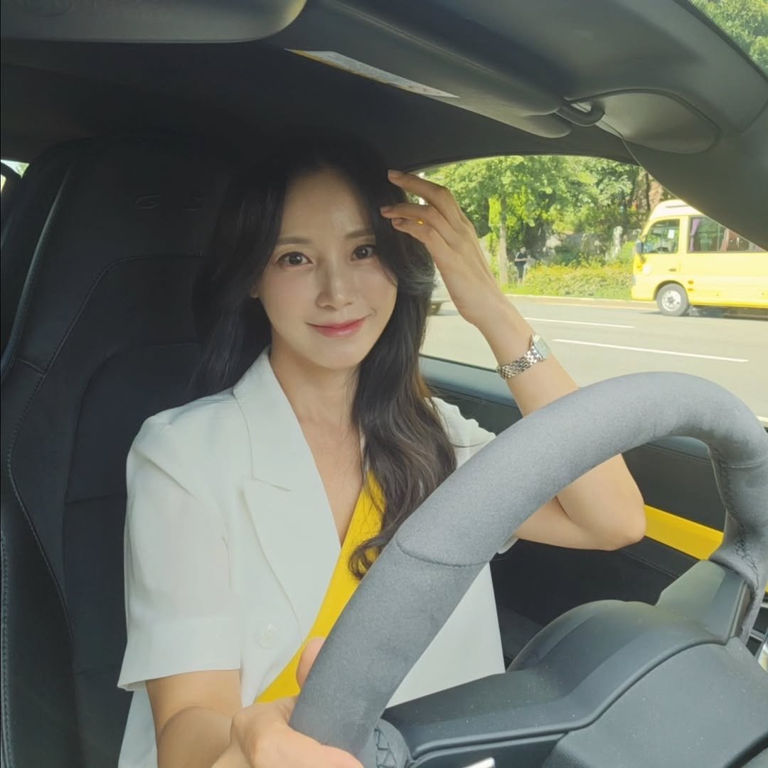 Photo by 키즈스피치 마루지 대표 이지은 in 서울대학교. May be an image of 1 person, hair, car, wheel and text.