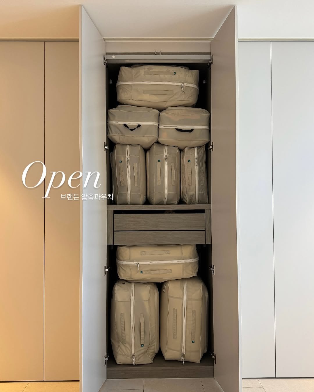 Photo by 유부림ㅣburim Choi on August 17, 2025. May be an image of refrigerator, cabinet and text that says 'Open 브랜든암축파우치 브랜든 암축파우치'.
