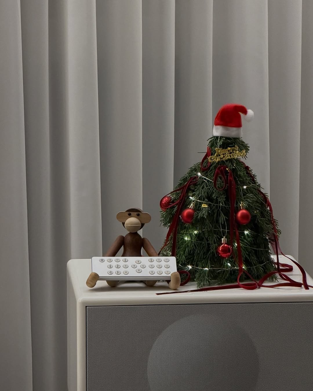 Photo by 유부림ㅣburim Choi on December 22, 2025. May be an image of speaker, christmas tree, curtains, tinsel and text.